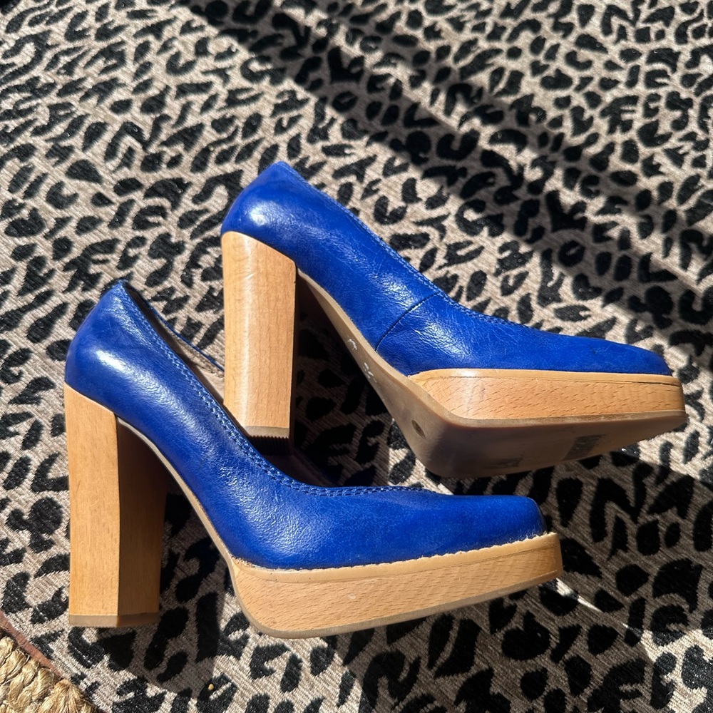 Royal blue Michael Kors platform leather heels - Picture 7 of 7
